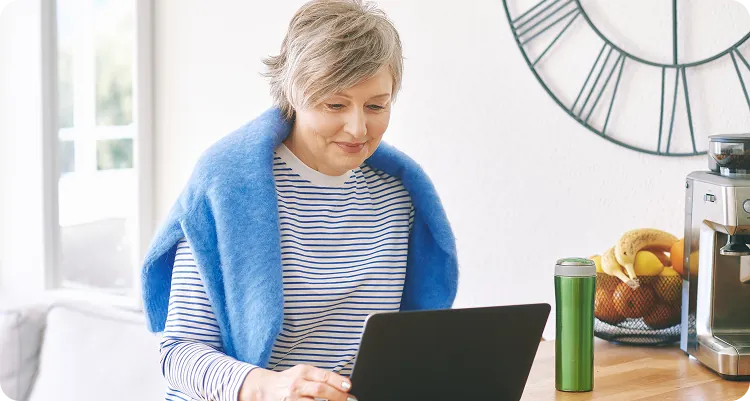 Frau recherchiert am Laptop über Gelenkgesundheit