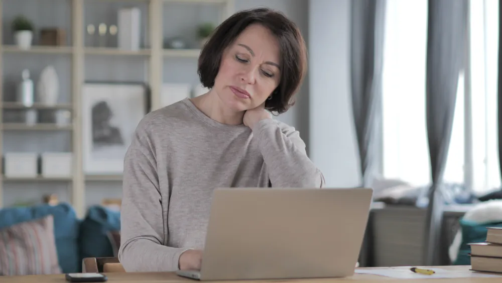 Frau recherchiert am Laptop